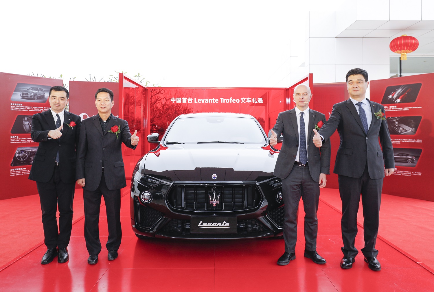 Levante Trofeo全國(guó)首位車(chē)主交車(chē)儀式（左一：闖剛，左二：余先生，右一：宋平，右二：薄亞銘）