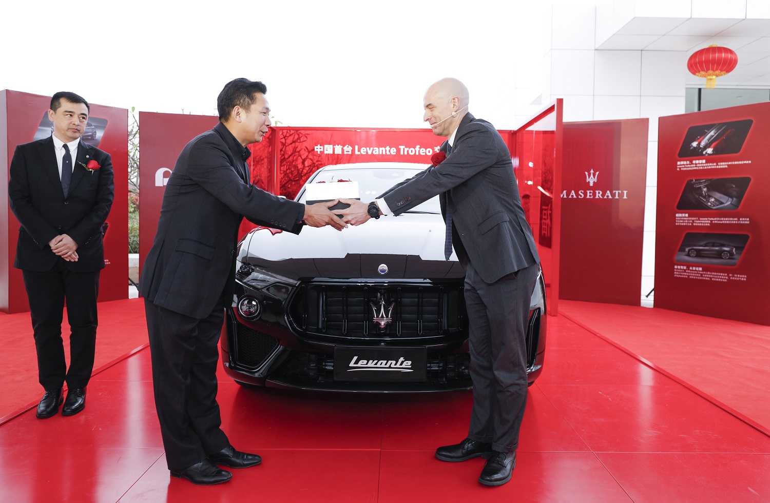 Mirko Bordiga薄亞銘先生將新車(chē)鑰匙交到余先生手中
